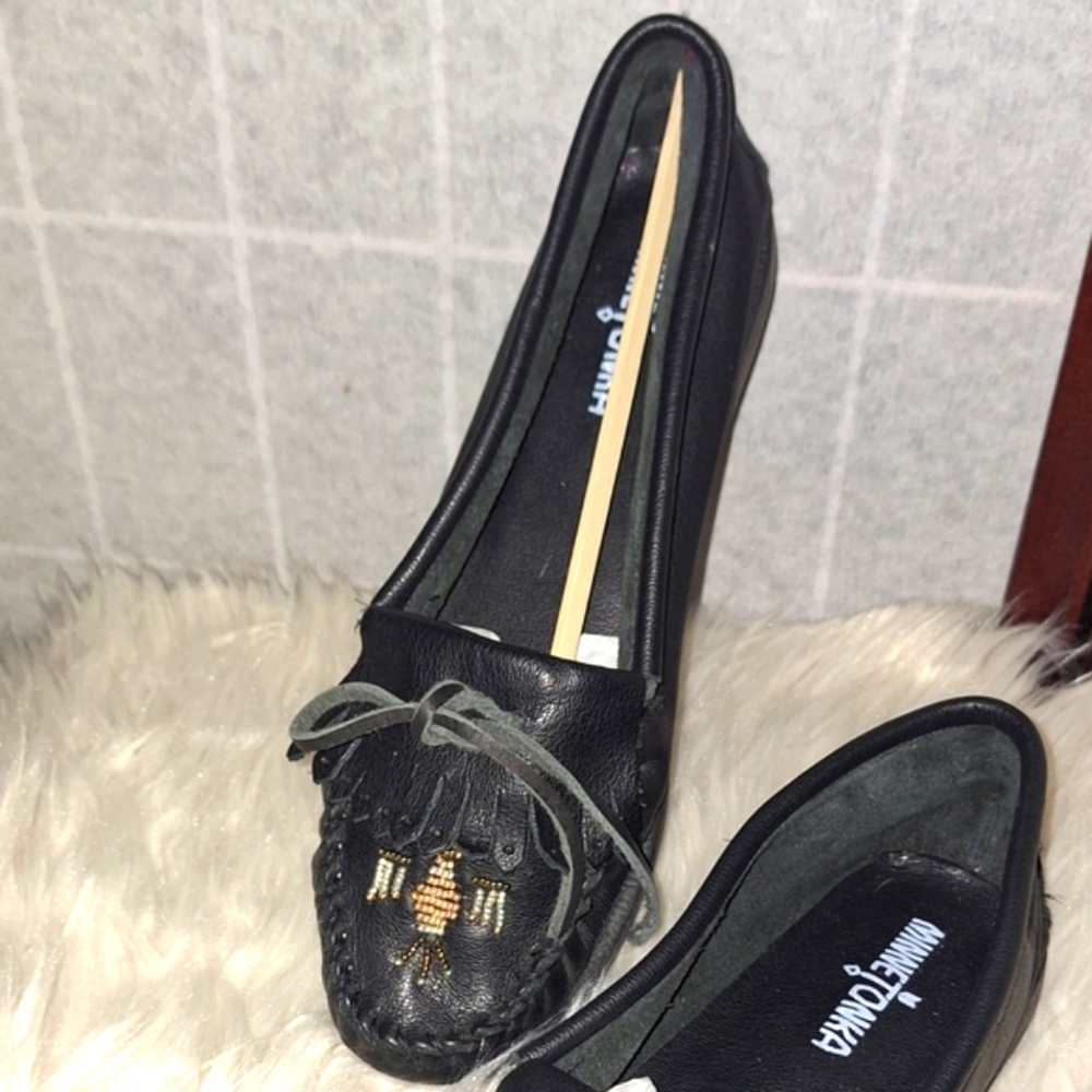 Minnetonka | Black Leather Tribal Beaded Bow Moccasin Shoe - Picture 10 of 14